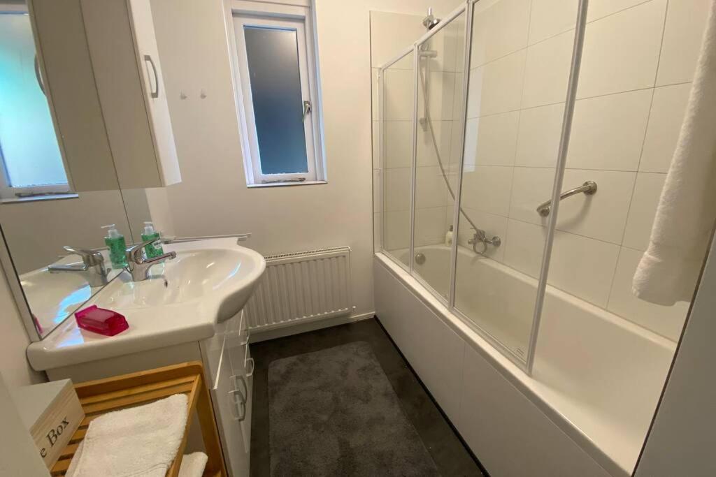 Traumhaftes Geraeumiges Ferienhaus In Meernaehe Bruinisse Ngoại thất bức ảnh